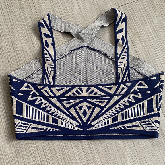 BCBGMAXAZRIA crop top - Picture 2 of 4